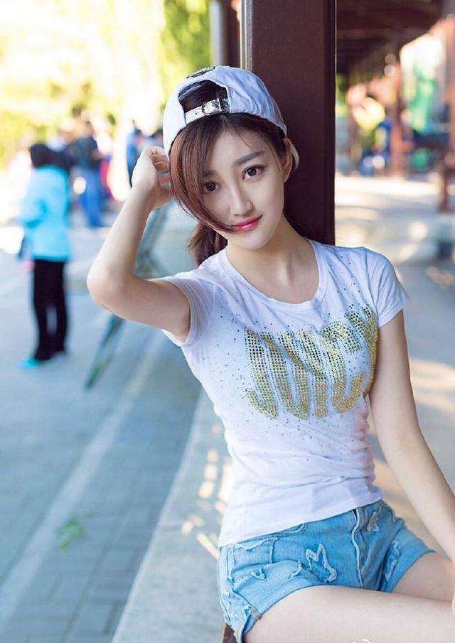 紧身裤藏不住的大长腿，时尚感十足的风格显凸翘好身材