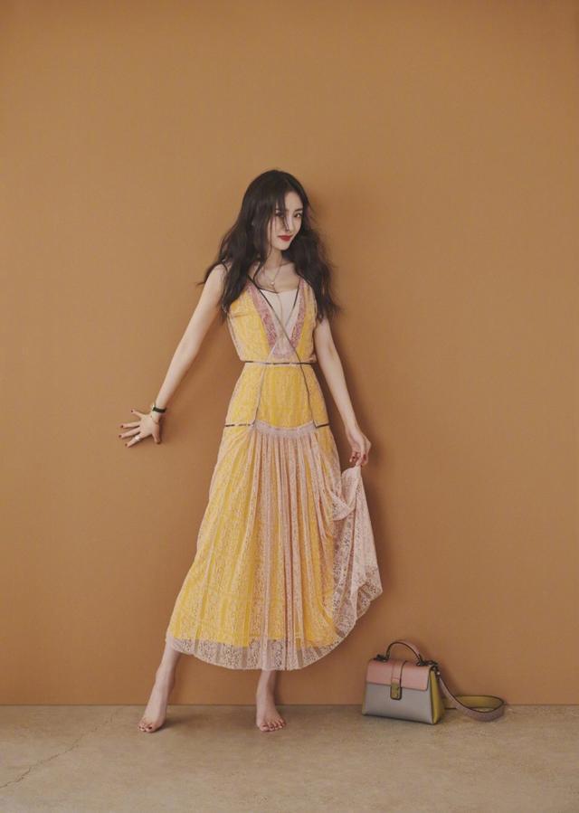 杨幂撞衫娜扎，女人和女孩的差别很大，网友：光脚的不怕穿鞋的