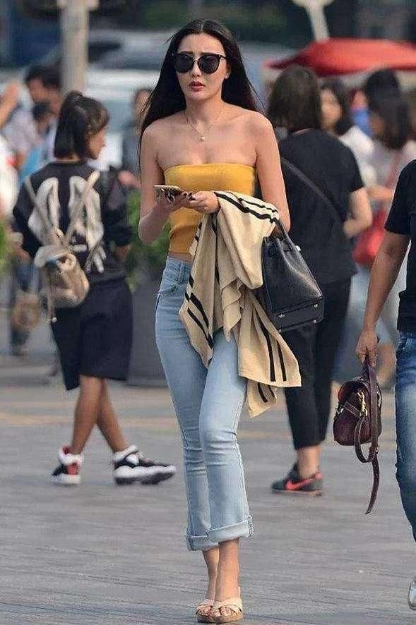 「腰肢」街拍：小姐姐穿露脐吊带，白皙腰肢很迷人，牛仔短裤增添青春气息