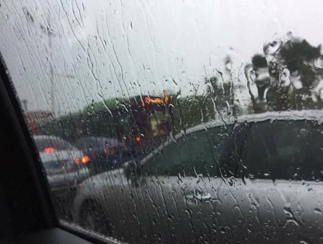  #警示灯#高速路上遇到暴雨还要继续开车吗？很多司机都做错了