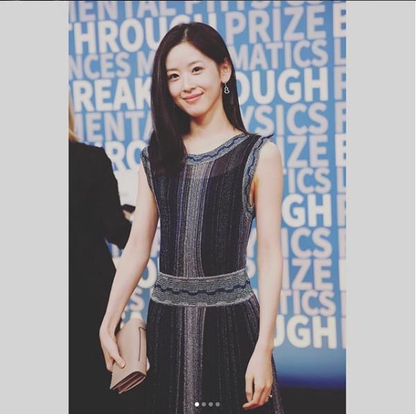 奶茶妹妹章泽天不仅人生开挂，衣品也从小土妹一跃成白富美？