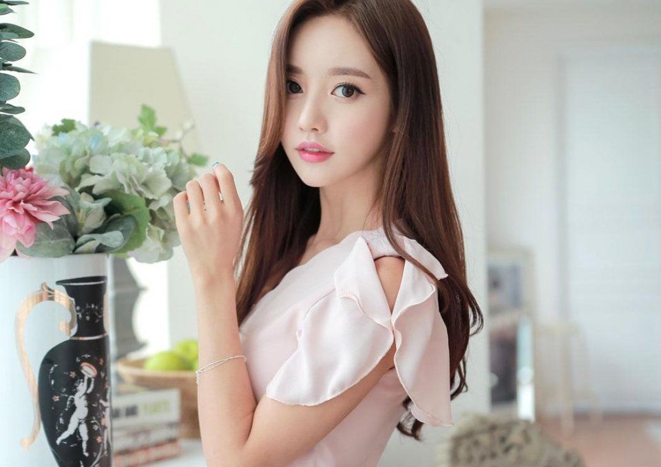 街拍性感嫩模孙允珠波浪花领白梯形抹胸包臀裙