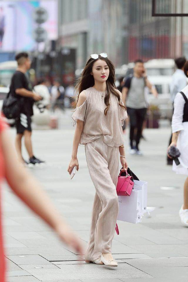 街拍：清爽自然有气质的小姐姐，穿着修身气场满满！