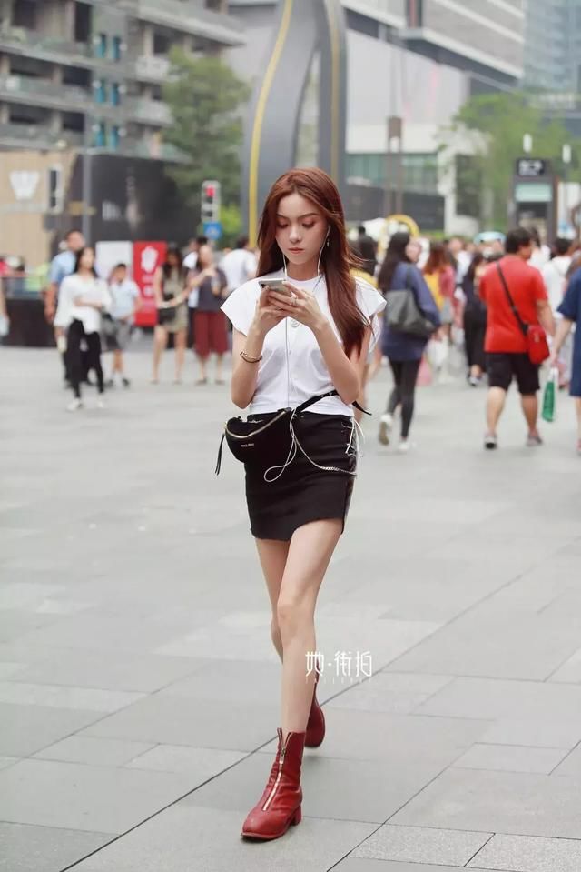 成都街拍，小黑裙这么穿最时髦！