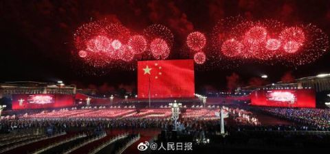 壮观 国庆联欢上演超燃灯光秀