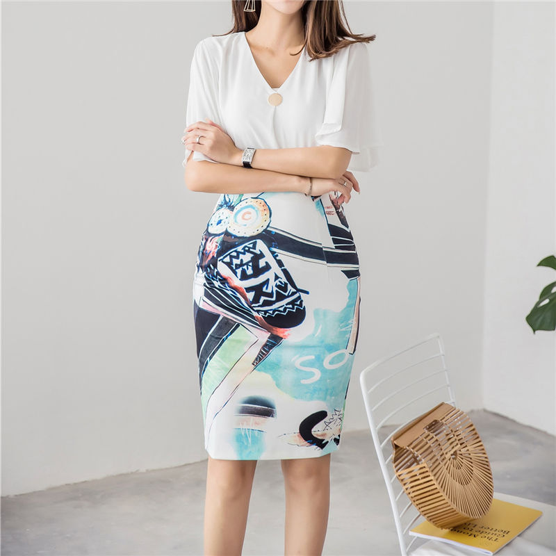 身材丰盈的女人，入秋后就该穿这种包臀裙，性感身材前后有致