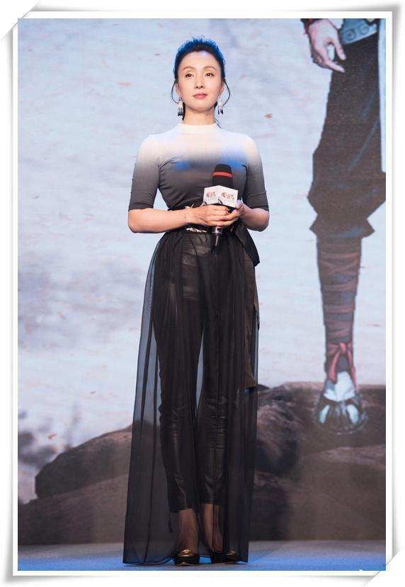 小陶虹真是够了! 腿本来就短还穿这种牛仔裤, 网友: 丑出新高度!