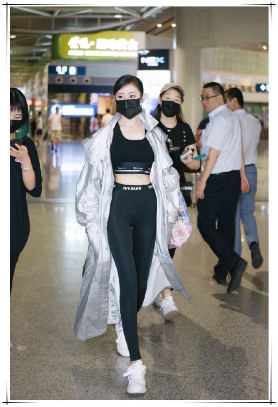 张天爱真开放！穿一条打底裤就走机场，大叔的眼神都被你锁定了！