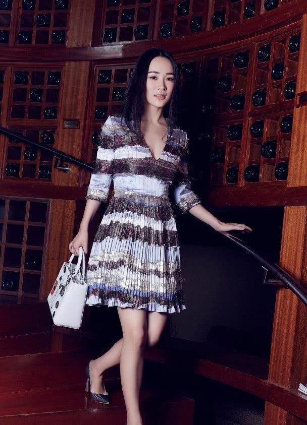 她是娱乐圈中的隐藏富婆，养的宠物狗价值600万，貌美秒杀李湘