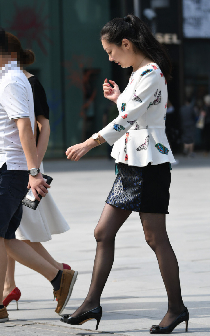  解决■街拍辣妈真聪明,在皮裙上开几个洞,完美解决了不透气的问题