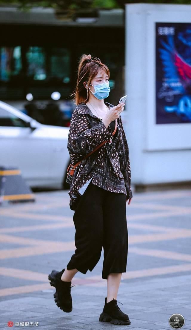 「美女」街拍:注重细节方面的考量,美女们对于单品的选择总是非常的谨慎