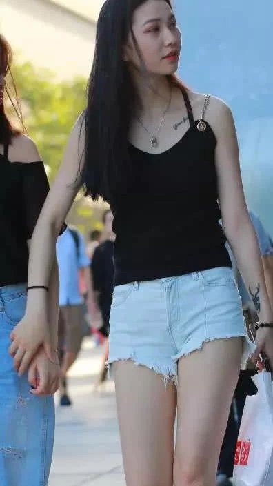 性感小姐姐身穿吊带抹胸搭配超短裤，十分性感，吸睛无数