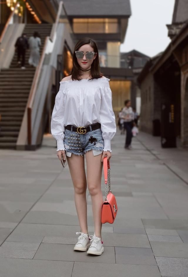 路人街拍，走在时尚前沿的时髦穿搭参考，让你慢慢养成时尚美