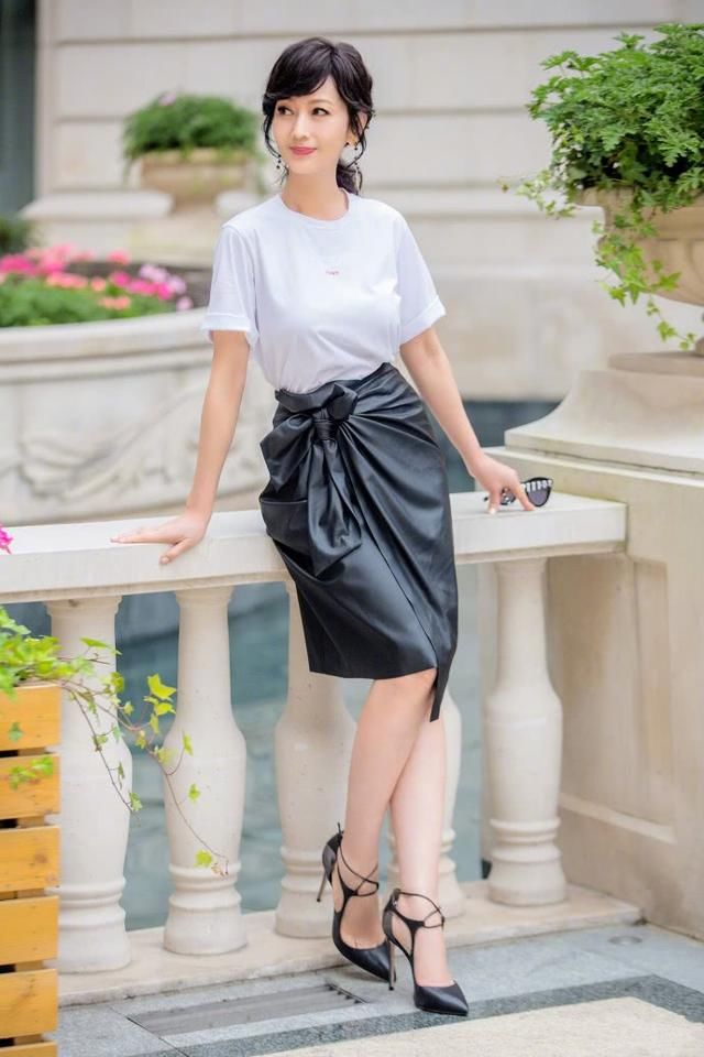 赵雅芝64岁还敢穿包臀裙，也是厉害了，可这腰也勒得太紧了吧?