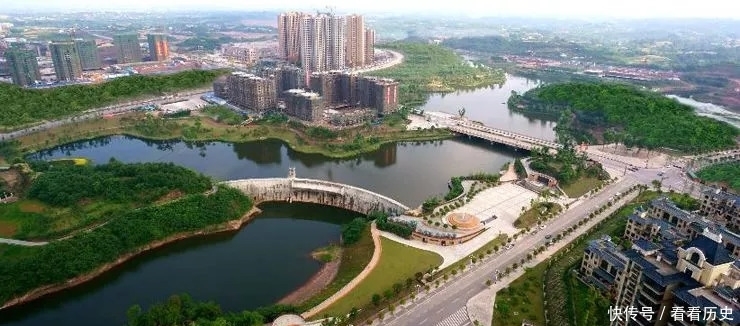 这座城市曾经是四川第三大城市，车牌川C，如今没落进不了前十！