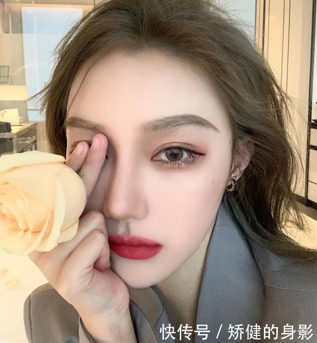  #适合#哪些人不适合“哑光”口红迪奥999也涂成大妈，色号再美也没用
