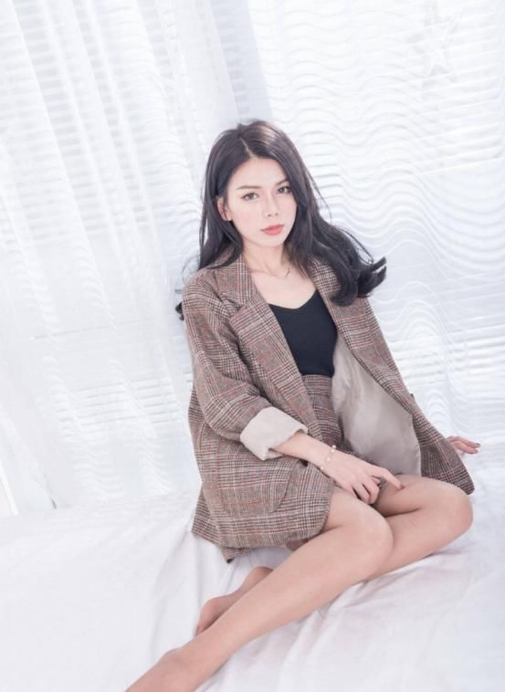 # 女人#每个女人都拥有的性感梦，西装搭配上短裙