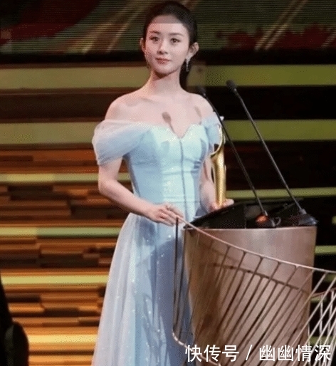 『真实』赵丽颖穿公主裙参加活动, 被关掉美颜后, 她的真实模样谁会信？