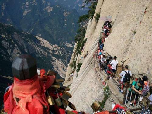 男子突然跳崖，自杀跳崖为啥都选这座山？揭秘华山为啥不能爬三次