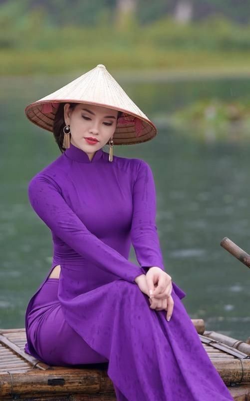  『小姐姐』街拍：小河里的丝滑长裙小姐姐，温文尔雅！