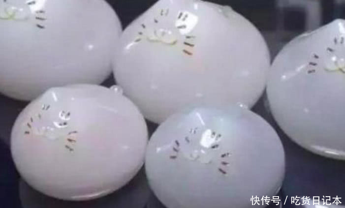 姑娘做晶莹剔透的馒头，卖5块钱一个，却没有一个人觉得亏