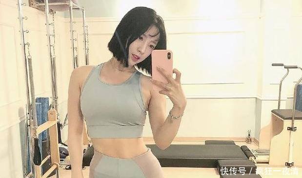 路人街拍，身材苗条的小姐姐穿着修身，更加的美丽动人