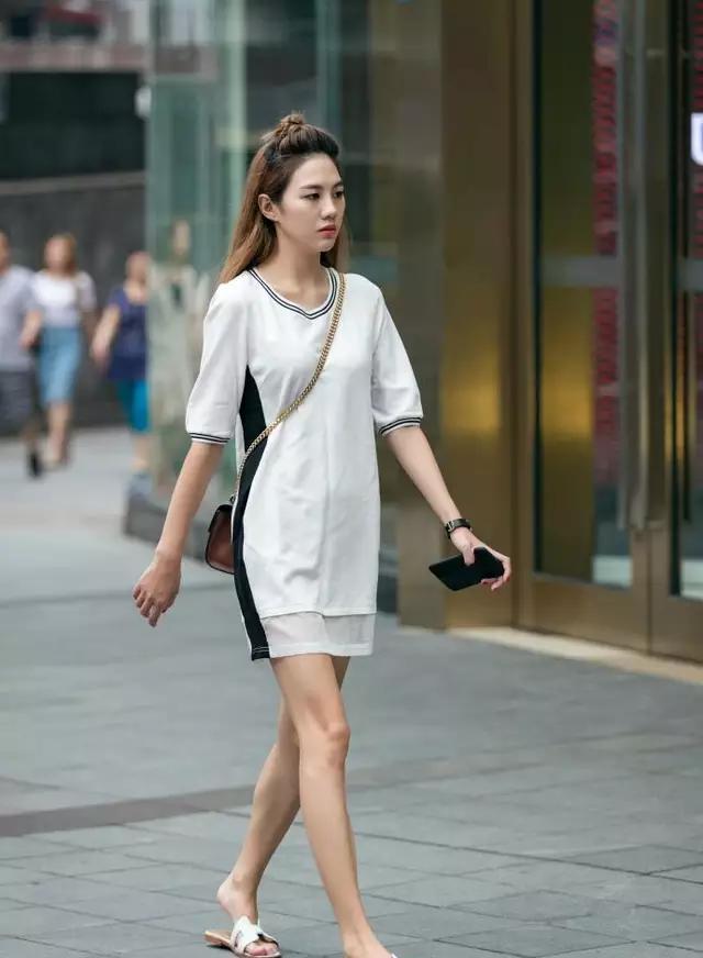 路人街拍：小姐姐的长T恤穿出了短裙的效果，修长美腿一览无余