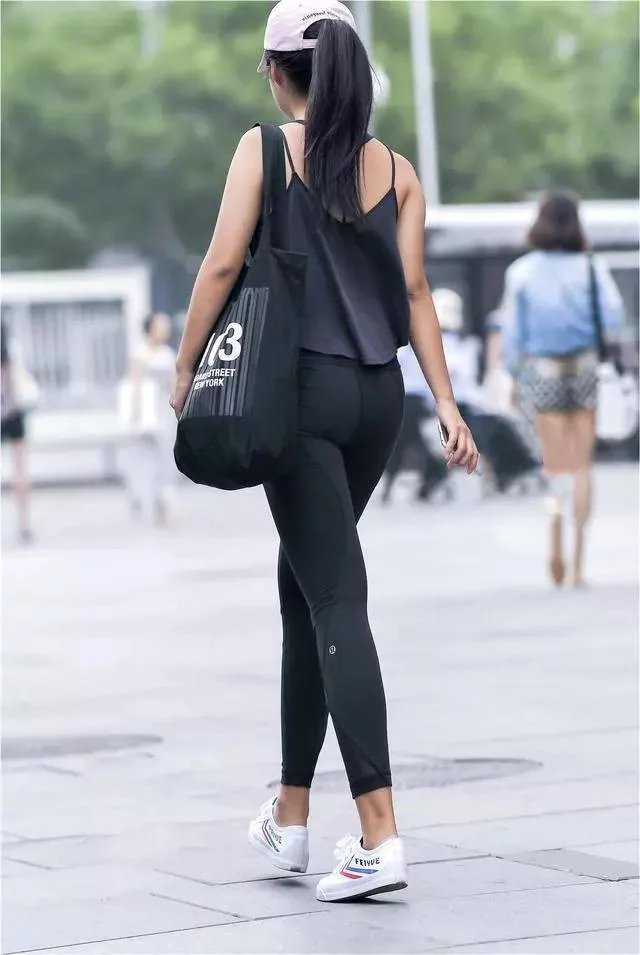 时尚小姐姐黑色紧身运动裤，搭配个性小吊带，尽显青春活力