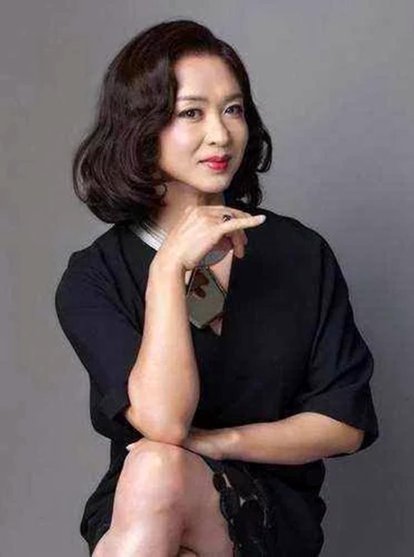 金星一袭金袍现身，但高清镜头下的身材让人惊呆，网友:不敢直视