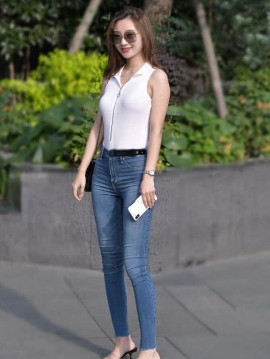 短袖■街拍：闭月羞花的美女，一件白色短袖配蓝色牛仔裤，时尚清新女神