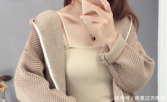 小脚裤赶紧扔了吧！现在早秋流行：针织衣+烟管裤，更显高级美