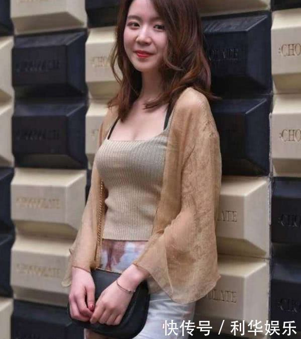 路人街拍，这个小姐姐好个性，这个裙子回头率好高啊