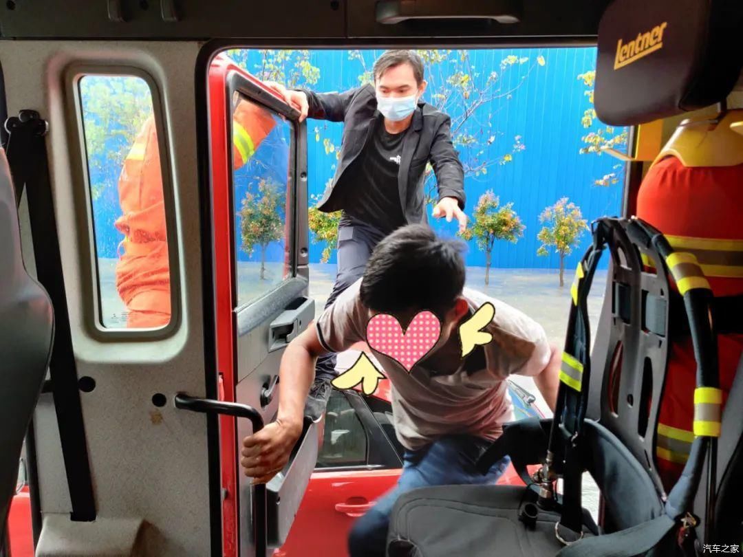  #水中#暴雨袭邕，面包车被困水中车里还有两个孩子！