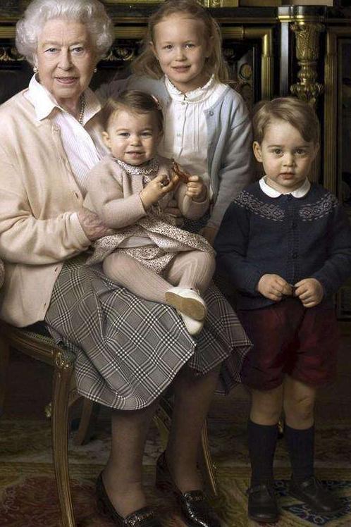 夏洛特小公主不只穿哥哥的针织外套, 连哈里叔叔30年前的鞋也穿