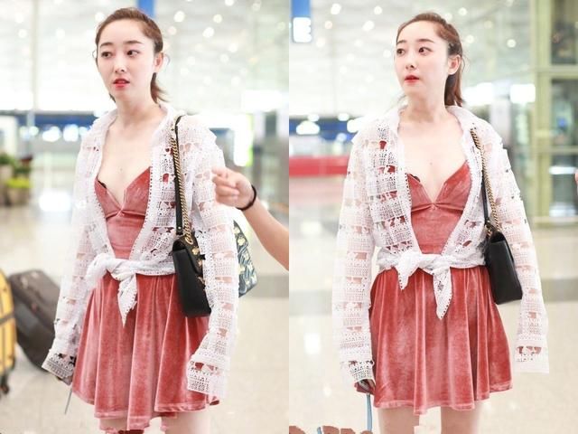 蒋梦婕太敢穿了！领口低到包不住重点，网友：里面都被看光了！