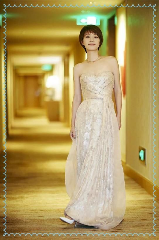 马伊琍咋想的？裙子这么紧还要把上衣塞进去，小肚腩都勒出来了！