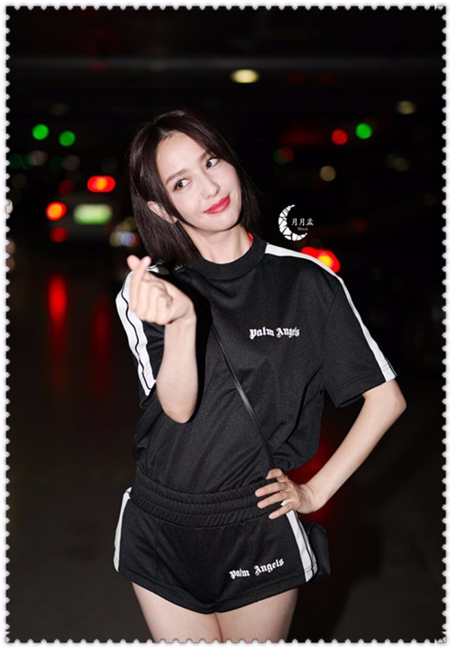 厉害了佟丽娅！短裤竟穿成泳裤机场秀大腿？网友：身材好就是任性