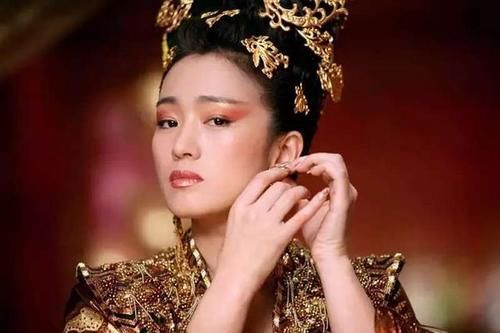  『巩皇』画虎不成反类犬：“巩皇”只一个，不是所有女生都适合女王范