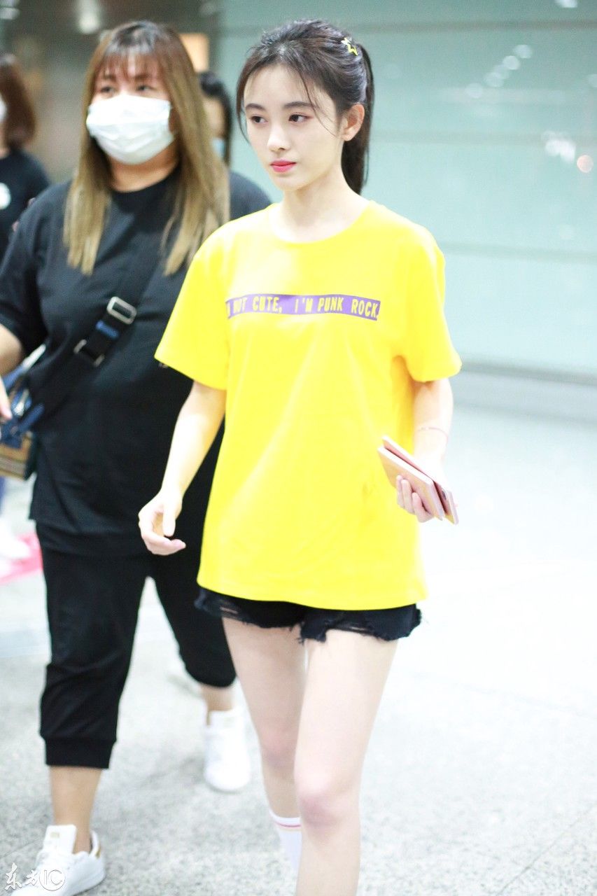 鞠婧祎现身北京机场 身穿时尚T恤搭配短裤大秀美腿