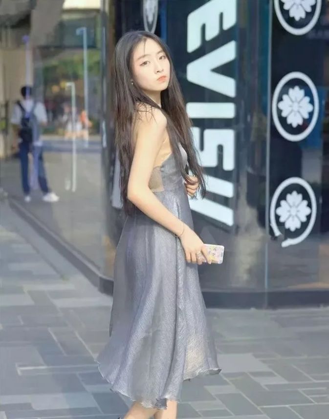 街拍美女:非常撩人的纱裙妹子