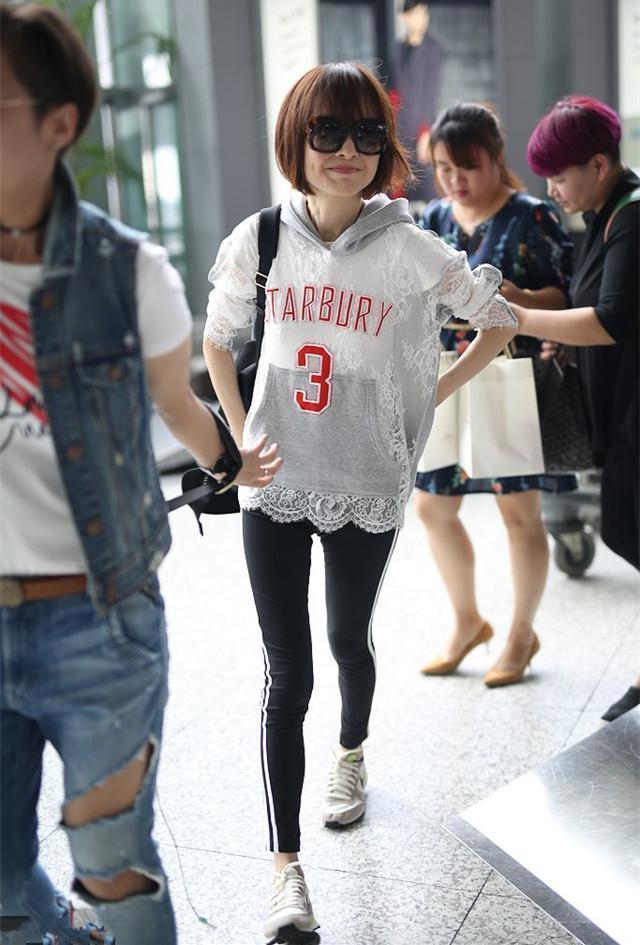 鲁豫现机场，47岁穿17的衣服，网友：快50岁了还整天装嫩！