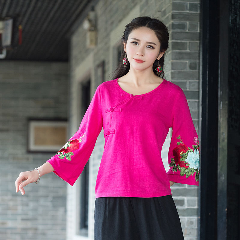 瞧瞧，这就是现在流行的民族风，你别说，穿起来更显年轻了