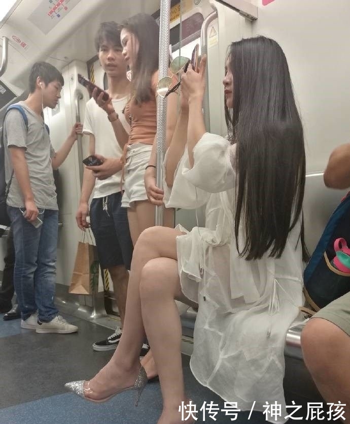  『美女』街拍：白色轻盈的连衣长裙，飘飘然的感觉宛如仙女一般