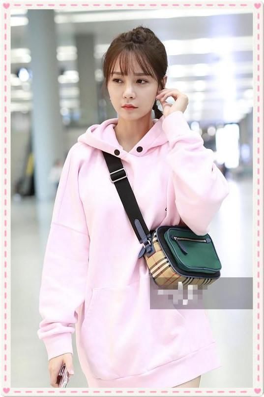 没鞠婧祎的气质别把卫衣当裙子穿,像沈梦辰这样穿成网红就尴尬了