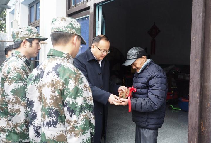 海宁2万家庭将挂光荣牌 他们亲人是军人！