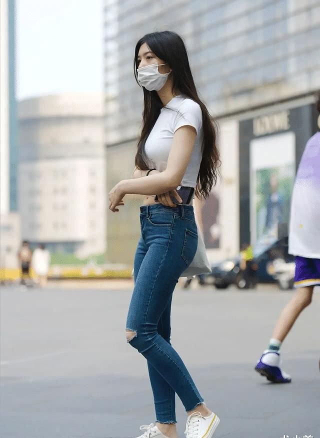  白鞋|牛仔裤美女搭小白鞋, 遮肉又显年轻