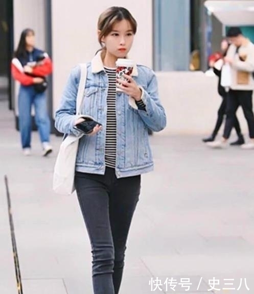  秋月|街拍皎若秋月的美女，一条灰色的连衣裙，时尚气质风范