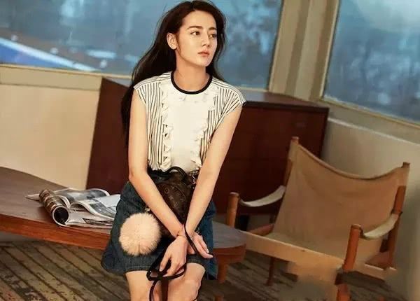 迪丽热巴未精修照片流出，头戴皇冠美到不敢认，网友：是女王本人