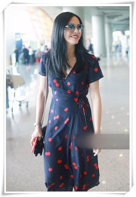 本以为姚晨穿“樱桃裙”够嫩的了,可看到李菲儿,我忍不住沉醉了