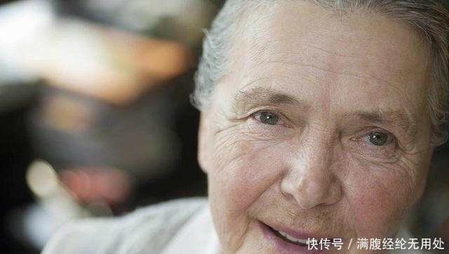  [应对措施]女人有皱纹一定不要慌，建议每天这样护肤，补水美白还能祛皱